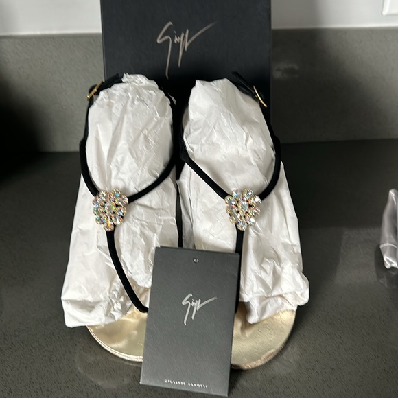 Giuseppe Zanotti flat thong sandal with crystal flower - Picture 2 of 7